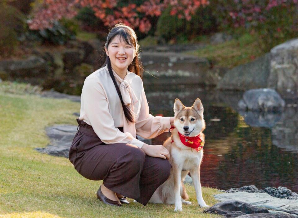 　赤坂御用地で飼い犬の「由莉」と過ごす愛子さま（宮内庁提供）
