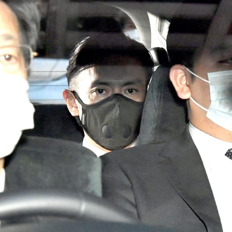 初公判を終え、鋭いまなざしで前を見ながら引き揚げる伊勢谷友介被告＝東京地裁（撮影・西岡正）