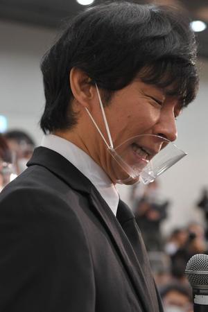 会見で謝罪する渡部建＝都内（撮影・高石航平）