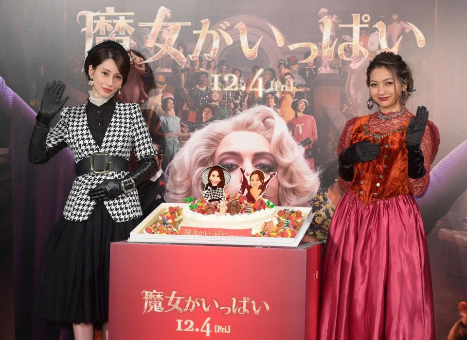 クリスマスケーキを前に笑顔で手を振るダレノガレ明美（左）、ゆきぽよ＝東京・秋葉原ＵＤＸシアター（撮影・金田祐二）