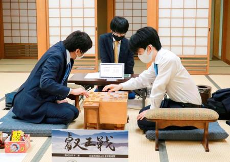 　将棋の第６期叡王戦段位別予選Ｃ組の準決勝で、師匠の杉本昌隆八段（左）を破った藤井聡太二冠＝３日午後、大阪市の関西将棋会館（日本将棋連盟提供）