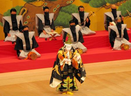 「操り三番叟」で舞を披露する中村鷹之資＝南座