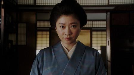 芝居茶屋「岡安」で千代をにらむ女将のシズ（篠原涼子）