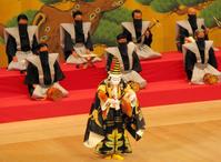 「操り三番叟」で舞を披露する中村鷹之資＝南座