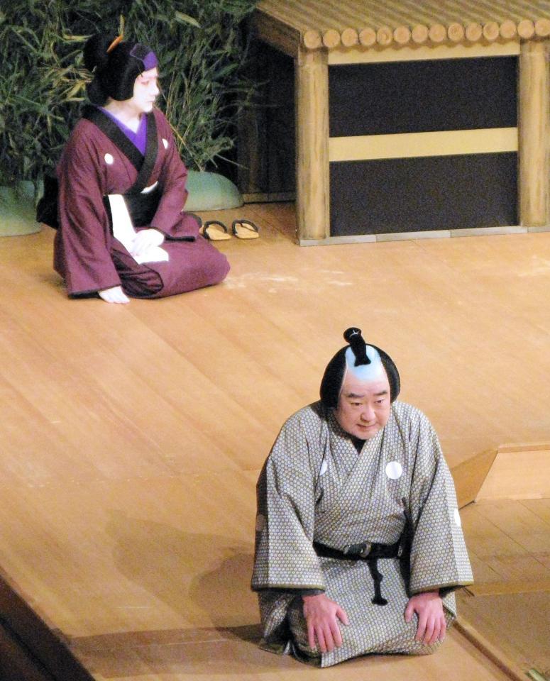 又平を演じる中村鴈治郎（手前）とおとくを演じる中村扇雀＝京都市・南座