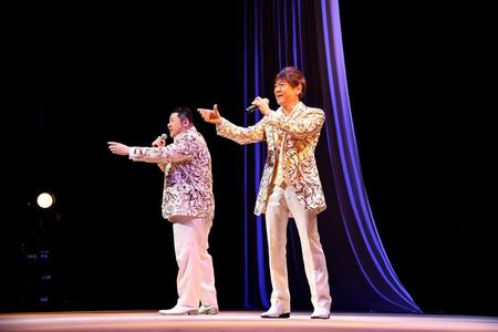 歌声をファンに届けた北島兄弟の北山たけし（右）と大江裕＝東京・中野ＺＥＲＯ大ホール