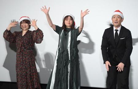 舞台あいさつを終え、笑顔で降壇する（左から）松本梨香、上白石萌歌、中村勘九郎＝＝東京・ＴＯＨＯシネマズ六本木ヒルズ（撮影・金田祐二）