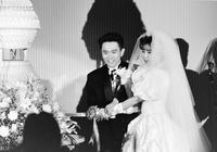 結婚披露パーティーで新妻小川菜摘さん（右）とケーキカットをするダウンタウンの浜田雅功＝１９９０年１月３１日、大阪市内