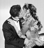 結婚披露パーティーで新妻小川菜摘さん（右）と熱いキスを交わすダウンタウンの浜田雅功＝１９９０年１月３１日、大阪市内
