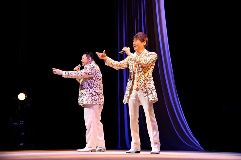 歌声をファンに届けた北島兄弟の北山たけし（右）と大江裕＝東京・中野ＺＥＲＯ大ホール