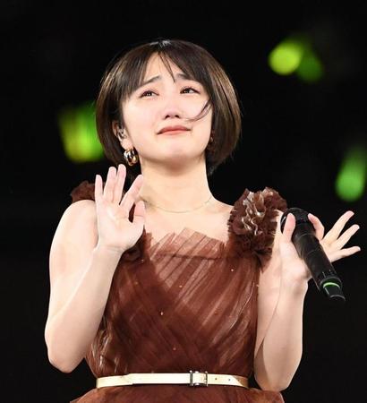 涙を見せながらファンに手を振るアンジュルムの船木結＝日本武道館（撮影・開出牧）