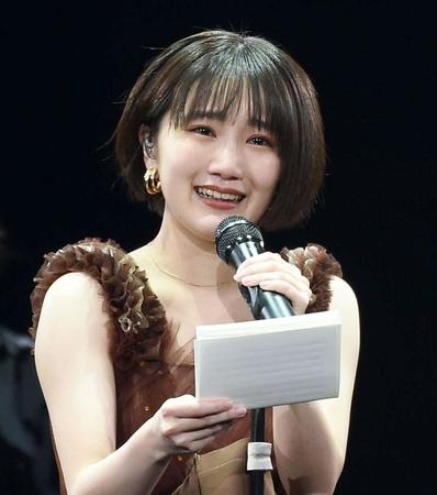 手紙を読みながら涙を流すアンジュルムの船木結＝日本武道館（撮影・開出牧）