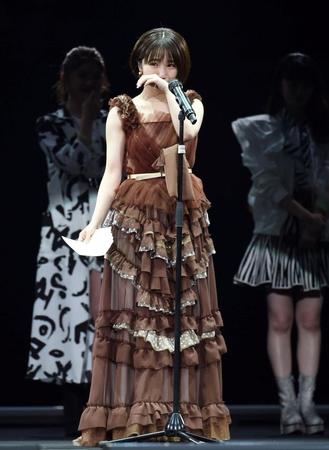 卒業への思いをつづった手紙を読み、涙を見せるアンジュルムの船木結＝日本武道館（撮影・開出牧）