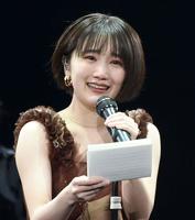 手紙を読みながら涙を流すアンジュルムの船木結＝日本武道館（撮影・開出牧）