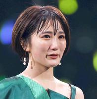 コンサート中に涙を見せるアンジュルムの船木結＝日本武道館（撮影・開出牧）