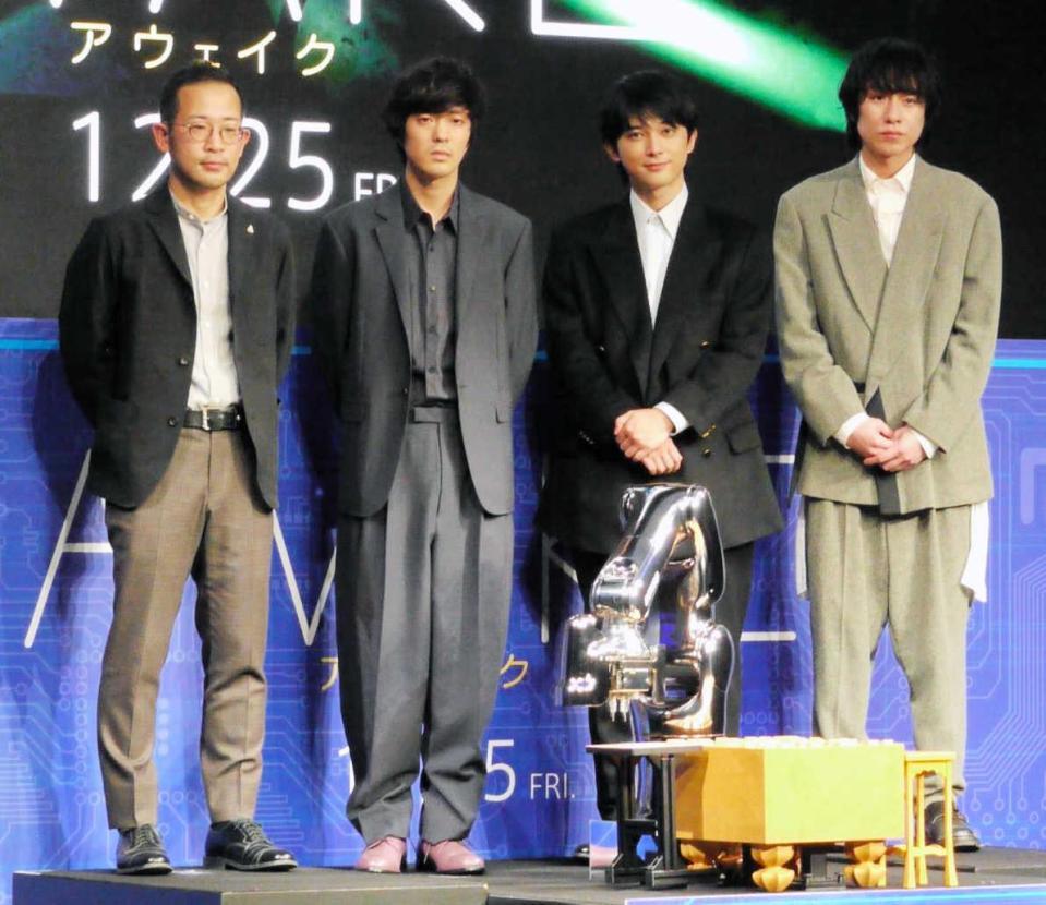 　将棋代指しロボットの後ろに並ぶ（左から）山田篤弘監督、若葉竜也、吉沢亮、落合モトキ＝東京・六本木