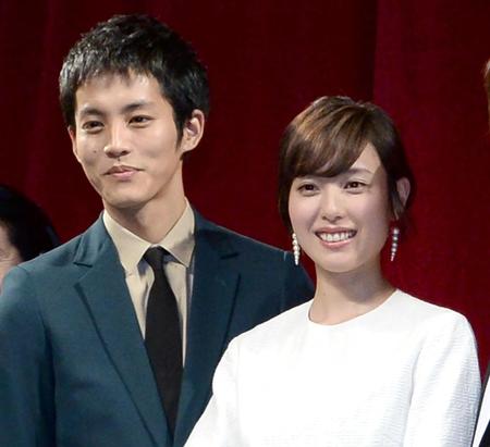 映画で共演した松坂桃李（左）と戸田恵梨香＝１５年３月