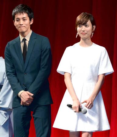 　映画「エイプリルフールズ」の完成披露試写会にそろって出席した松坂桃李（左）と戸田恵梨香＝１５年３月