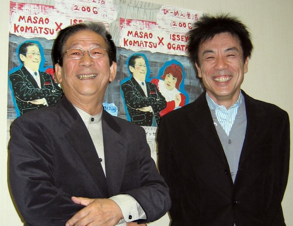 イッセー尾形とともに会見した小松政夫さん（２００６年）