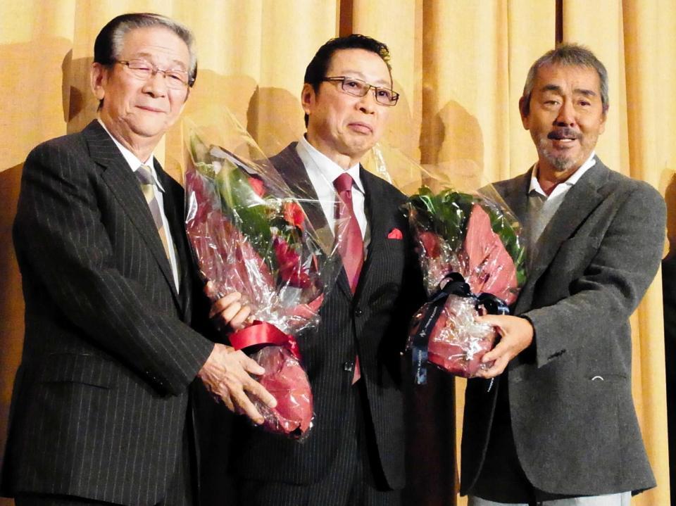 俳優業５０年目にして初主演した石倉三郎（中央）を祝福する小松政夫さん（左）と寺尾聰さん（２０１６年）