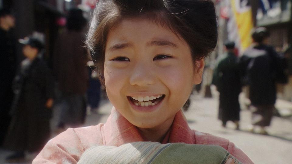 奉公に出された千代（毎田暖乃）は、初めて見る道頓堀に目を輝かせる