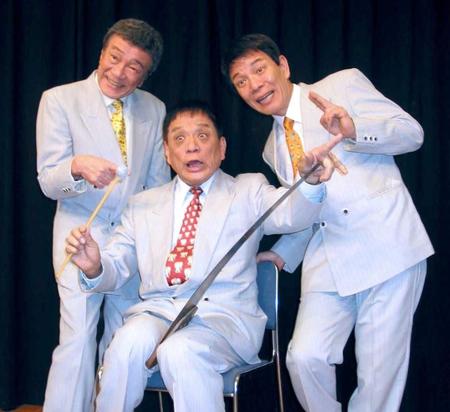 　横山ホットブラザーズの横山アキラさん（中央）。左はマコト、右はセツオ＝２００３年１月撮影