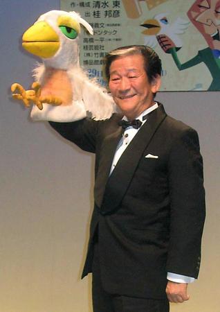 舞台「楽屋の王様」の製作発表をしらけ鳥と一緒に行う小松政夫さん＝２００５年１１月　