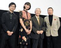 　映画「オケ老人」の舞台あいさつを行った小松政夫さん（左から３人目）＝２０１６年１２月