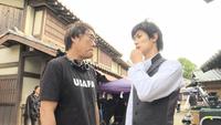 演出について話し合う田中光敏監督（左）と三浦春馬さん 