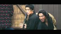 劇中の三浦春馬さん（左）と三浦翔平