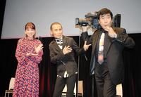 　トークイベントに出演した（左から）大下香奈アナウンサー、片岡鶴太郎、村西とおる氏＝都内