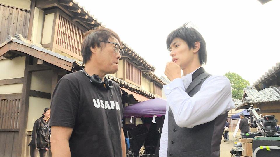 演出について話し合う田中光敏監督（左）と三浦春馬さん 