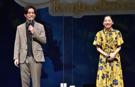 藤森慎吾（左）のトークに笑顔を見せる芦田愛菜＝都内（撮影・西岡正）