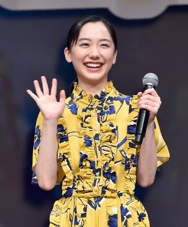 笑顔で手を振る芦田愛菜＝都内（撮影・西岡正）