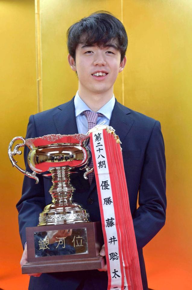 藤井二冠 銀河戦Ｖ最年少１８歳２カ月で達成/芸能/デイリースポーツ online