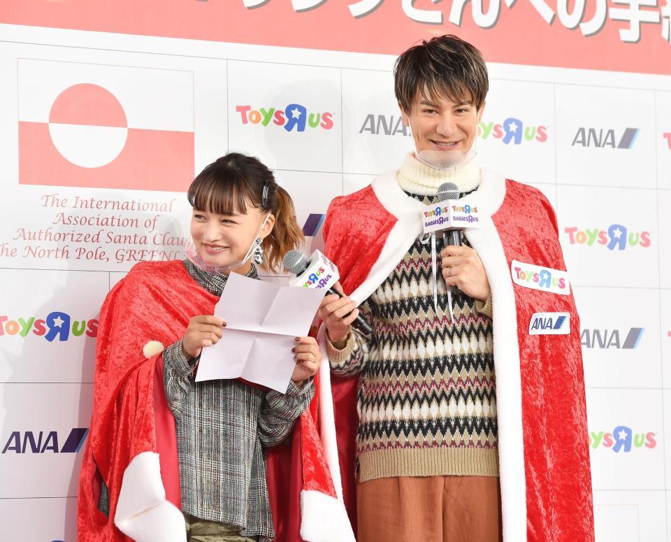 　第１子誕生後初のイベントでラブラブぶりを見せたＪＯＹ（右）・わたなべ麻衣夫妻＝東京・羽田空港