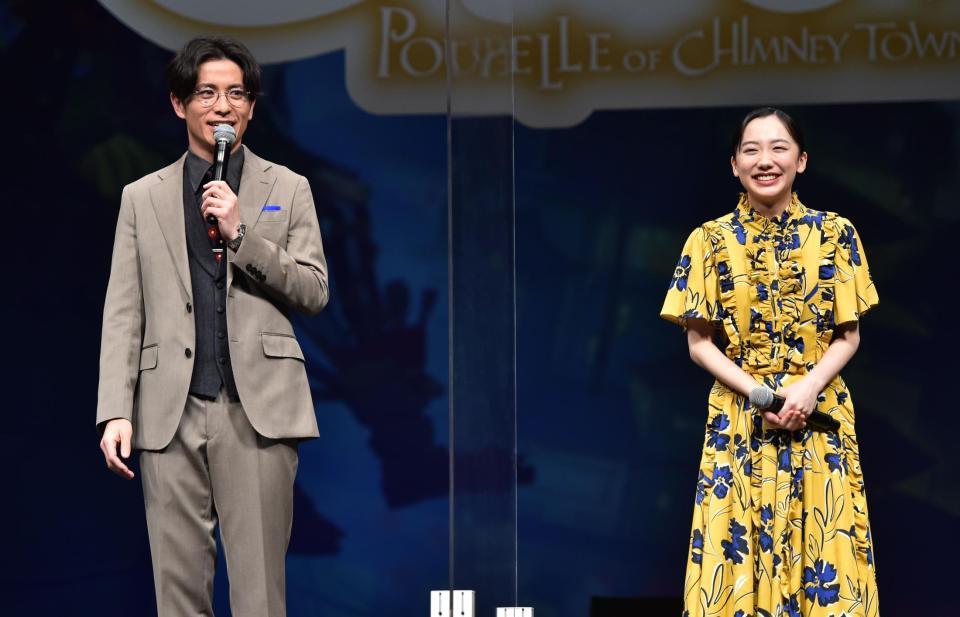 藤森慎吾（左）のトークに笑顔を見せる芦田愛菜＝都内（撮影・西岡正）