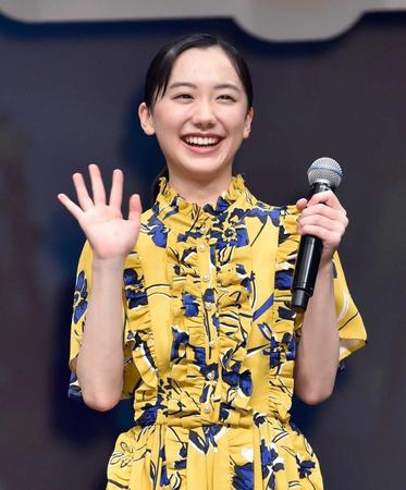 　笑顔で手を振る芦田愛菜＝都内（撮影・西岡正）