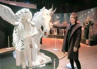 　一番思い入れのある、ペガサス衣裳の横に立つ氷川きよし