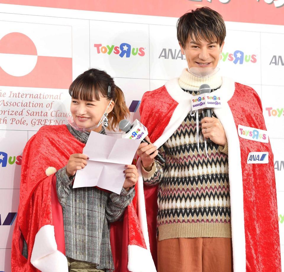 　第１子誕生後初のイベントでラブラブぶりを見せたＪＯＹ（右）・わたなべ麻衣夫妻＝東京・羽田空港