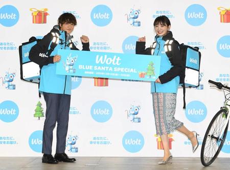「Ｗｏｌｔ　Ｂｌｕｅ　Ｓａｎｔａ　Ｓｐｅｃｉａｌ」開始記念ＰＲイベントに出席したおのののか（右）と小関裕太＝東京都港区のベクトルスタジオ（撮影・中田匡峻）