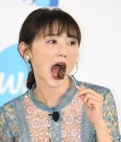 試食するおのののか＝東京都港区のベクトルスタジオ（撮影・中田匡峻）