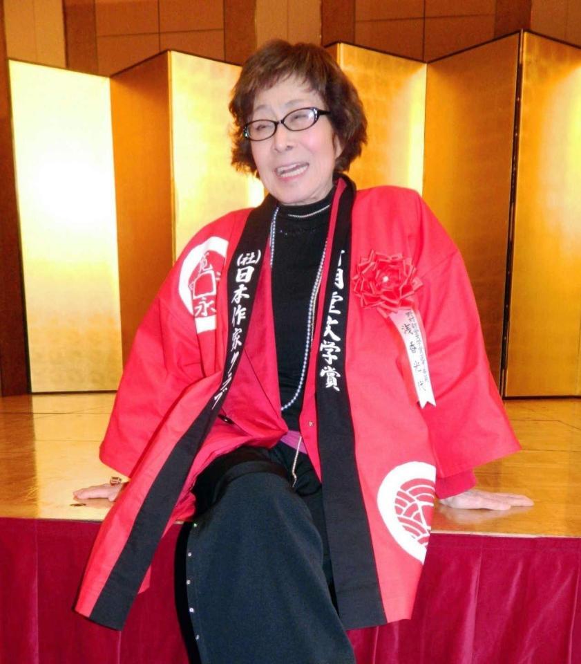 　隠し子の告白記事についてインタビューに応じる浅香光代さん＝２０１４年１月