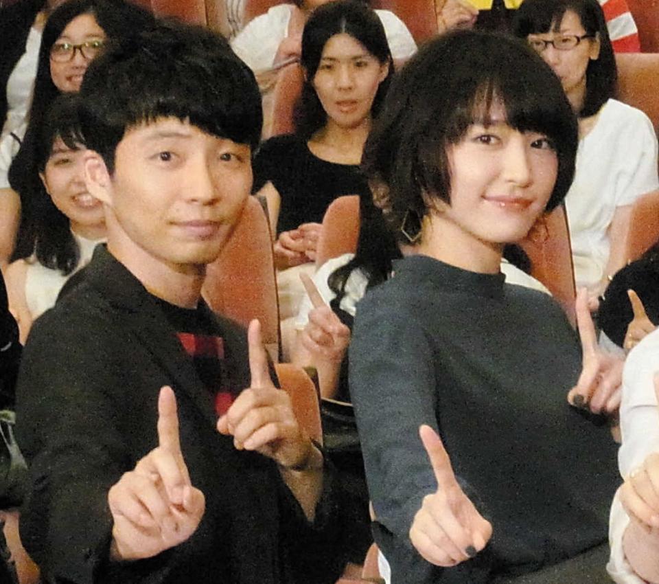 　主演の新垣結衣と星野源