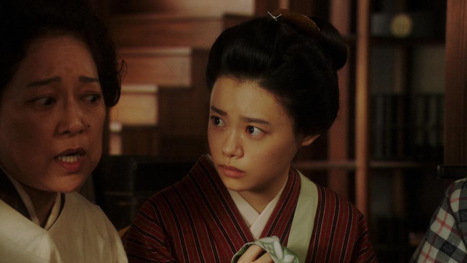 シズのあるうわさについて話しをする、かめ（楠見薫・左）や千代（杉咲花）たち