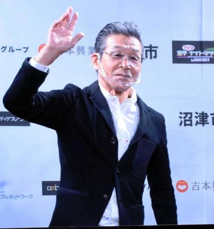 　会見を行った間寛平＝沼津ラクーンよしもと劇場