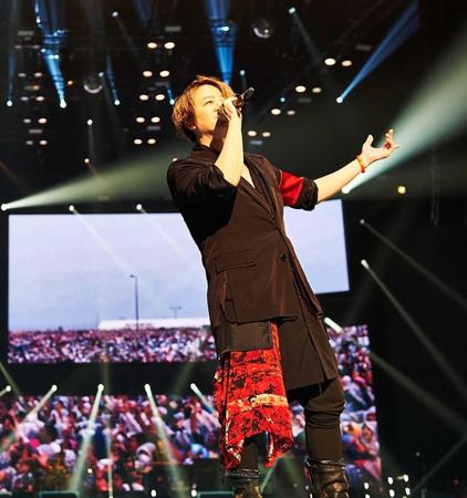 　熱唱するＧＬＡＹのＴＥＲＵ