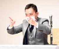記者会見を終えポーズを決める太田光＝東京・京王プラザホテル（撮影・開出牧）