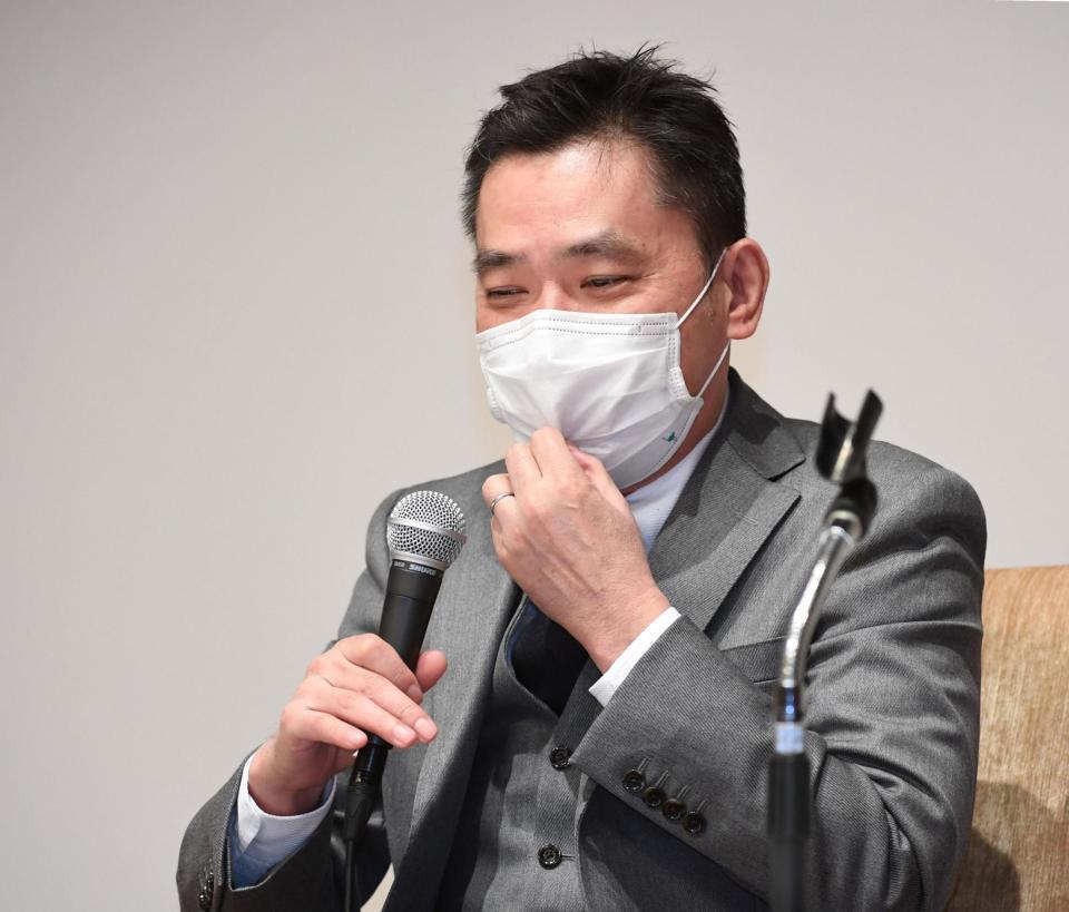 記者会見で笑いをまじえながら質問に答える太田光＝東京・京王プラザホテル（撮影・開出牧）