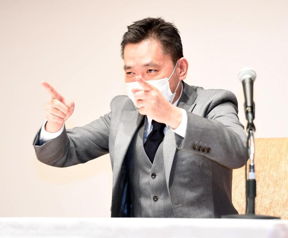 記者会見を終えポーズを決める太田光＝東京・京王プラザホテル（撮影・開出牧）